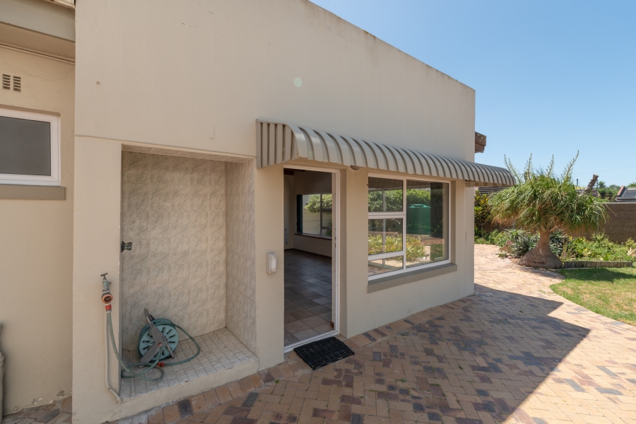 To Let 5 Bedroom Property for Rent in Melkbosstrand Central Western Cape